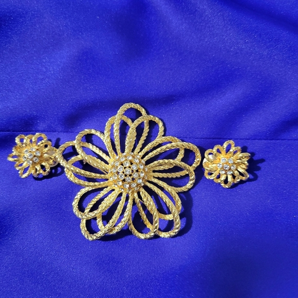 Joan Rivers Floral Rope Goldtone Rhinestone Brooch and Earring Set - Picture 11 of 11